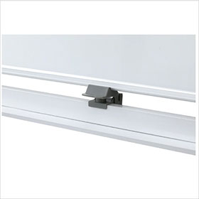 両面使用できるホワイトボードを固定する金具の写真です。