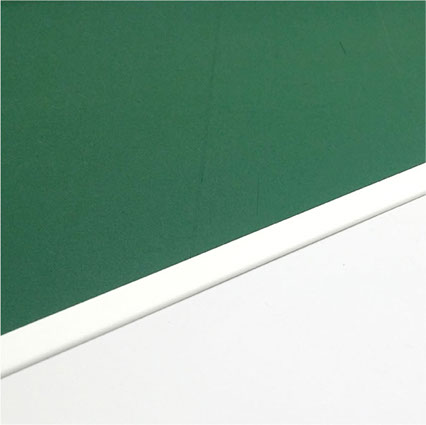 ホワイトボードのふちをゴムで覆ったイメージとなります。